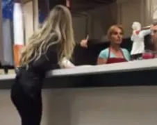 Hysterisch kebab klantje maakt kennis met Karma