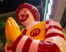 Na het zien van deze video hoef je nooit meer McDonalds!