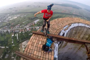 Op 256 meter hoogte spelen met je eenwieler