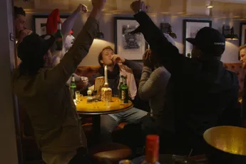 Achter de Wallen: Vrijgezellenfeest met toeristen en een Smurf