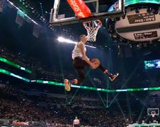 Zach LaVine doet de Michael Jordan Space Jam dunk