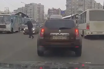 Motorkap duiker maakt mooie klapper in Sint-Petersburg