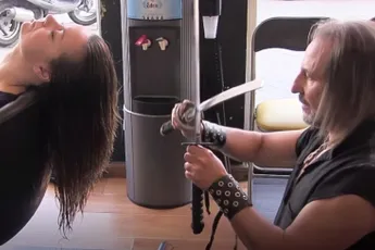 Kapper ziet eruit als een ridder en kapt als een ninja