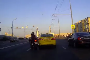 Boze biker gaat even “This is Sparta” na kleine aanrijding