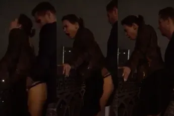 Griet laat vriendje even zijn dingetje doen in het openbaar