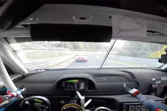 Britse coureur haalt 54 auto's in tijdens één rondje op Nürburgring