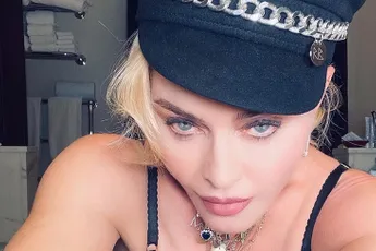 62-jarige Madonna deelt selfies in zwarte lingerie