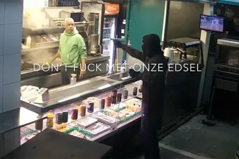 63-jarige Edsel jaagt gewapende overvaller uit snackbar in Den Haag