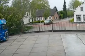 78-jarige vrouw knalt met hoge snelheid tegen hek, maar stapt daarna gewoon uit