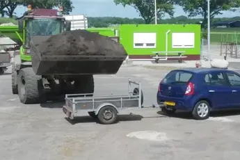 Aanhangwagen van een berg zand voorzien doe je zo