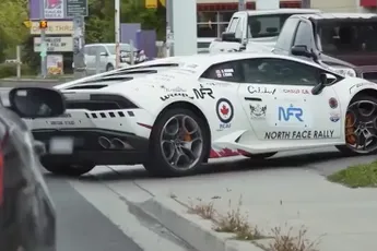 Agent maakt ritje in Lambo, nadat hij de eigenaar staande heeft gehouden