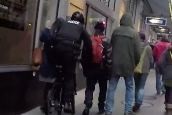 Agenten in Seattle fietsen tegen voetganger aan en houden hem aan