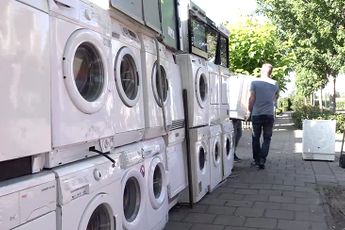 Alex zag Abraham en kreeg 50 wasmachines die hij zelf moest opruimen