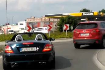 Ambulance in Slowakije heeft het aan de stok met idiote Mercedes rijder