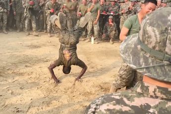 Amerikaanse mariniers doen een Dance Off met Zuid-Koreaanse Mariniers