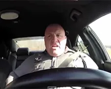 Andere beelden politieagent die groot fan is van Taylor Swift