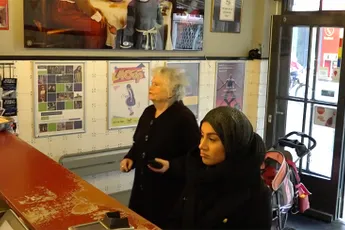 Asociaal Experiment: Moslima niet helpen in een snackbar