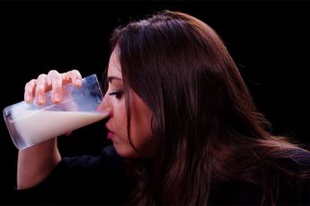 Aubrey Plaza snuift melk tijdens eten Spicy Wings in Hot Ones