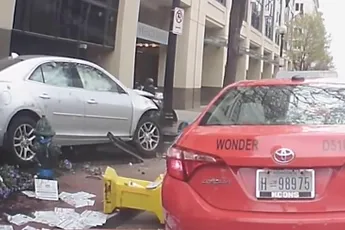 Auto in Washington D.C. rijdt over de stoep en raakt voetgangers