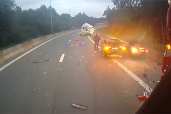 Auto krijgt klapband, gaat naar rechts, busje vol op de rem, vrachtwagen geeft flinke kus
