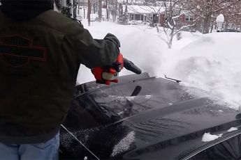 Auto onder gesneeuwd? Met een bladblazer los je dat zo op!