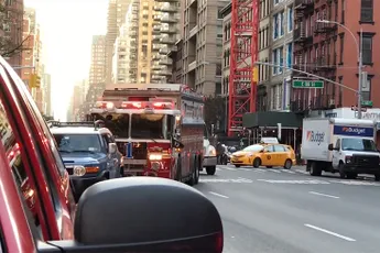 Automobilist gaat niet opzij voor hulpdiensten, want wacht op parkeerplek