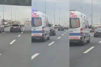 Automobilist in Istanboel zit ambulance flink dwars