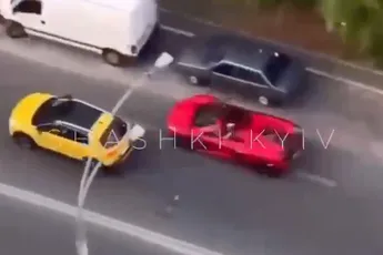 Automobilist in McLaren 650S Spyder probeert het via de rechterkant