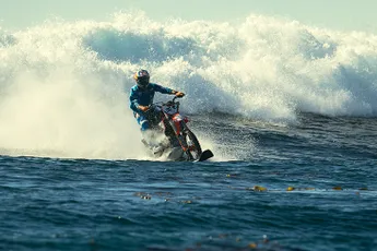 Awesome: Robbie Madison bedwingt golven Isla Todo Santos met dirtbike