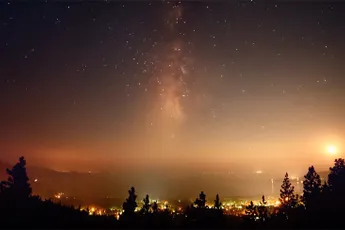 Awesome video van de Maan, Melkweg, Meteoren en rook boven Lake Tahoe
