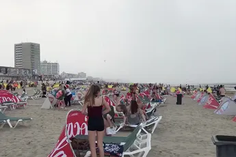 Badgasten in Zandvoort moeten vluchten door storm