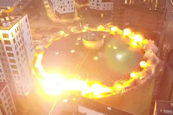 Beelden gecontroleerde ontploffing olie opslagtank in Denemarken