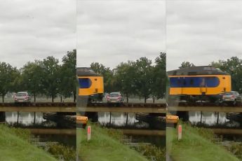 Beelden opgedoken trein ramt auto midden op spoorbrug in Meppel