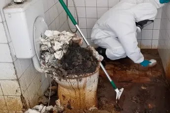 Beelden schoonmaker maakt badkamer schoon met 150 kilo poep in Amstelveen