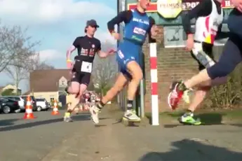 Belgische triatleet kan kinderbijslag schudden door paaltje