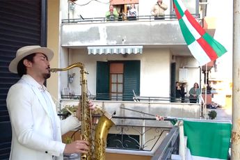 Bella Ciao op saxofoon tijdens lockdown optreden op balkon in Italië