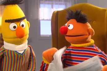 Bert en Ernie met de stemmen van Tiny en Lau