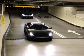 Besparen op parkeerkosten? Koop een Lambo!