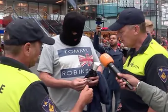 Best knap, met een bivakmuts bij een boerkademonstratie worden gearresteerd