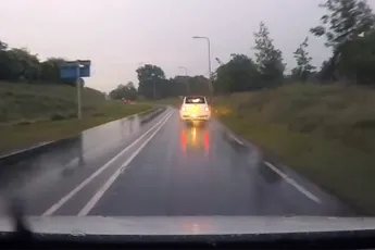 Bestuurder in Fiat 500 heeft wat moeite om politie voorrang te geven