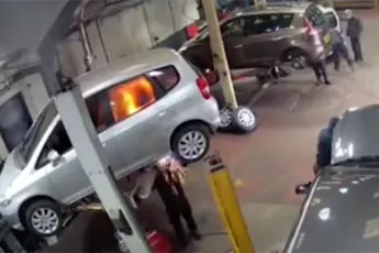 Beunhazen in Engelse Bradford proberen een uitlaat dicht te lassen