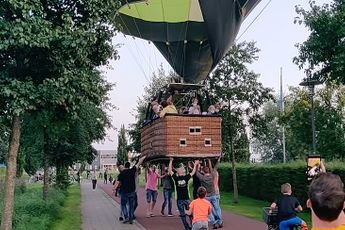 Bewoners in Nijkerk duwen luchtballon naar plek om veilige noodlanding te maken