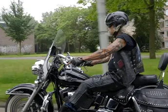 Biker Arie komt wat ophalen!