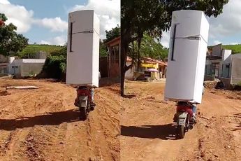 Bikkel doet verhuizen van koelkast gewoon op zijn motortje