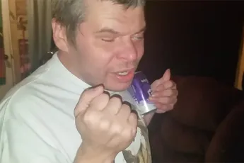 Blinde rapper Blind Fury gooit er een freestyle uit