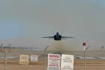 Blue Angels piloot doet hele lage takeoff in F/A-18 Hornet
