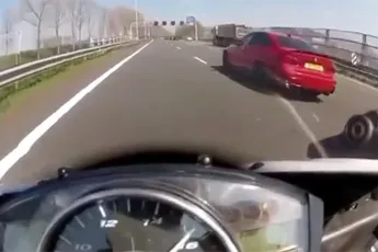 BMW en motor doen race op de A12 bij Gouda