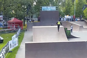 BMX rijder wil niet luisteren naar security, dus die pakt zijn fiets af!