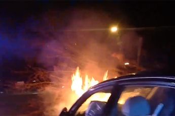 Bodycam beelden hoe vrouw uit brandende auto wordt gered in Bridgeport