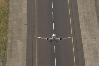 Boeing’s 787-9 Dreamliner oefent voor de Farnborough Airshow 2016